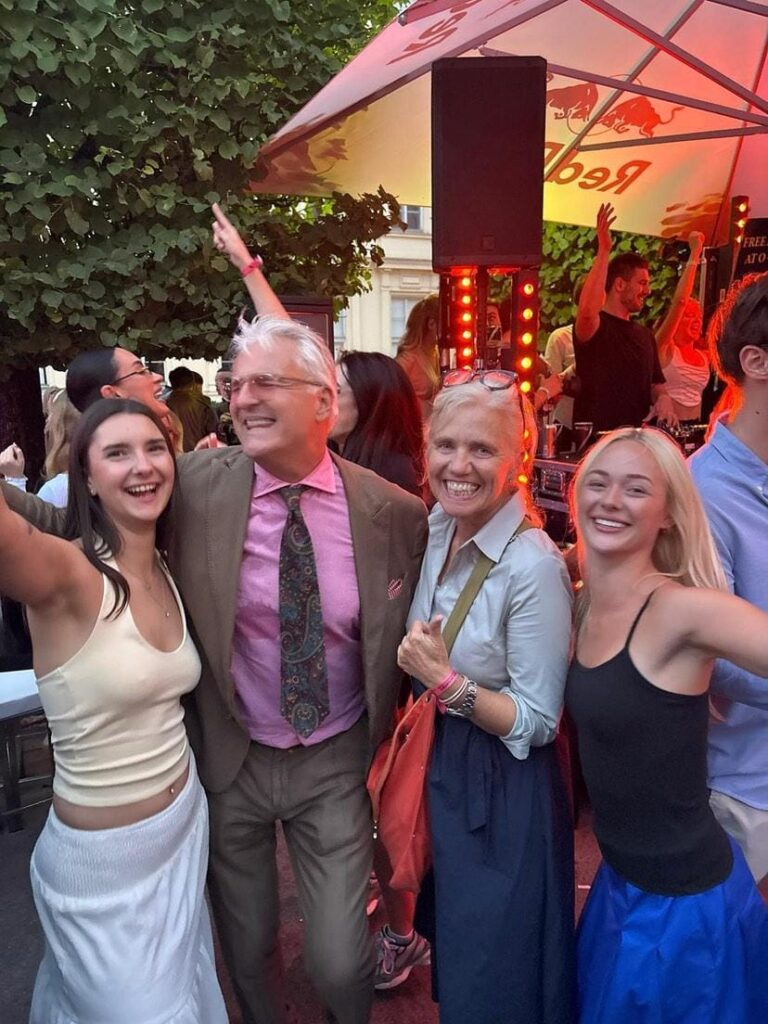 Andreas Kral mit Rubee Smith und anderen Mädchen beim Tanzen