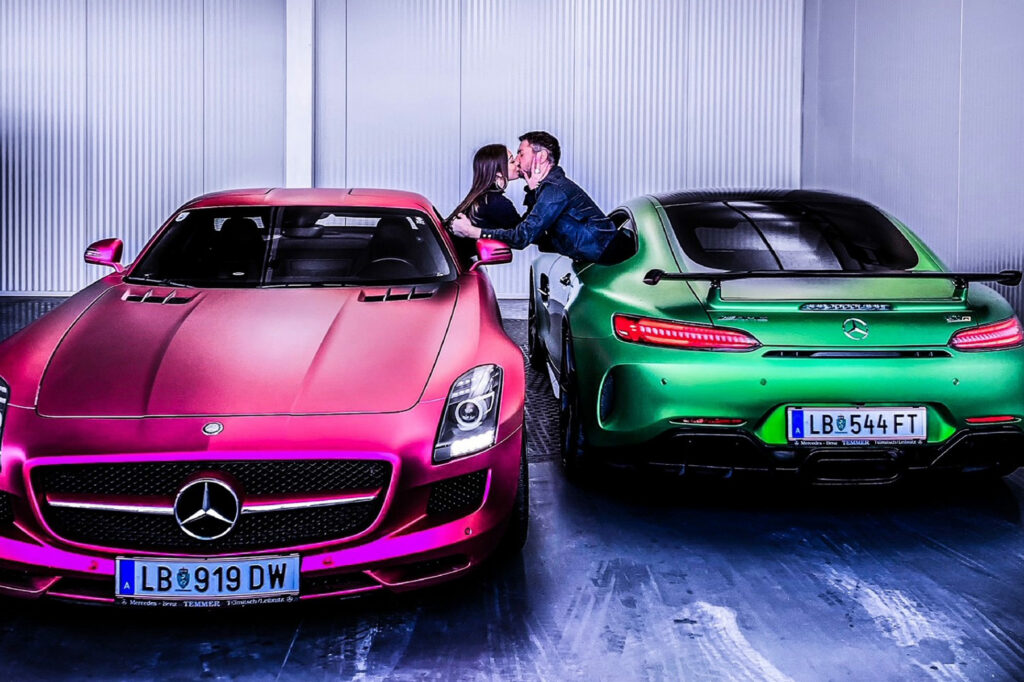 Susi und Walter Temmer küssen sich aus ihren Autos aus