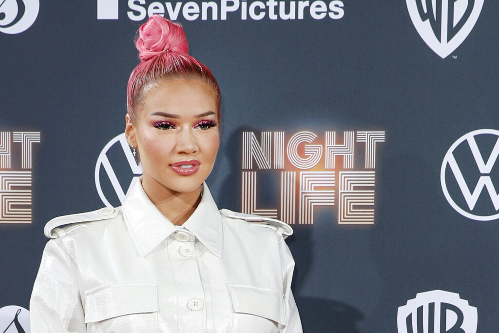 Shirin David posiert vor Werbewand