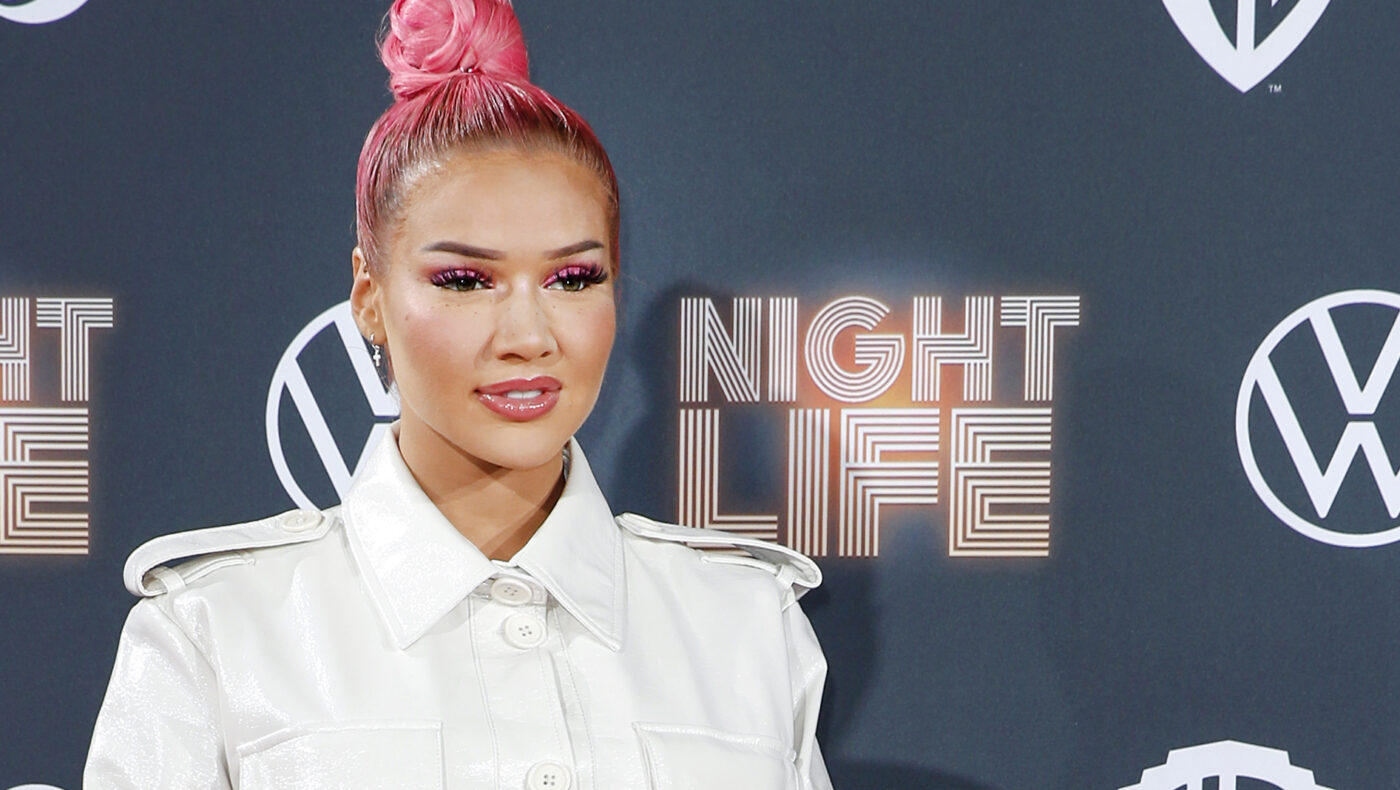 Shirin David posiert vor Werbewand