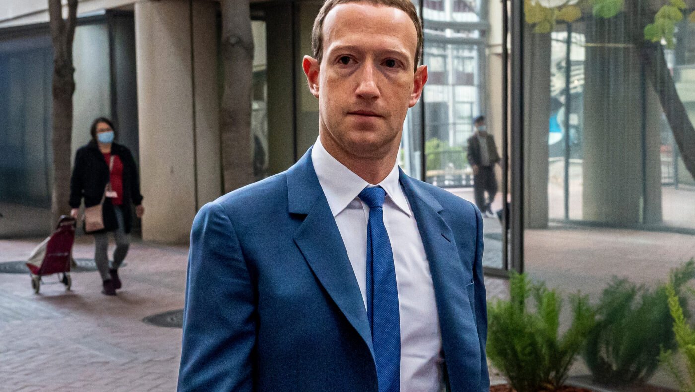 Marc Zuckerberg mit Anzug und Krawatte