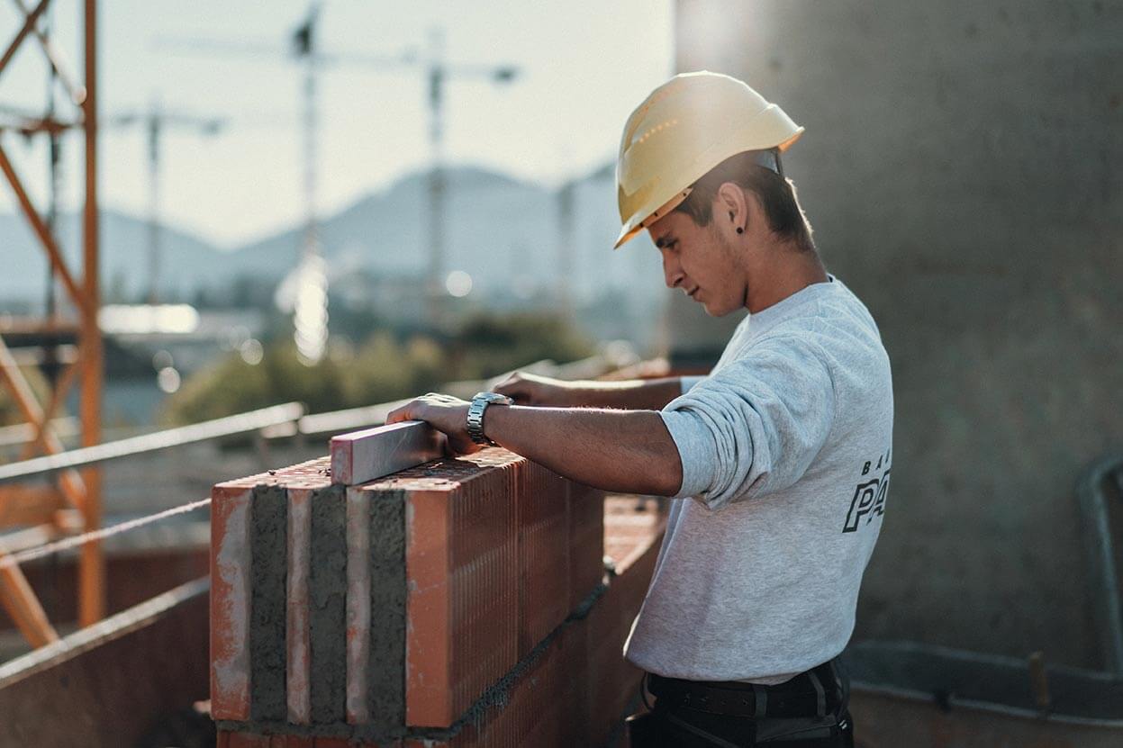 Bautechniker von Partl Bau bei der Arbeit auf einer Baustelle