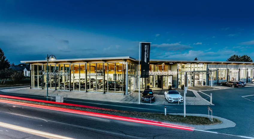 Firmengebäude vom Autohaus Temmer bei Nacht aufgenommen