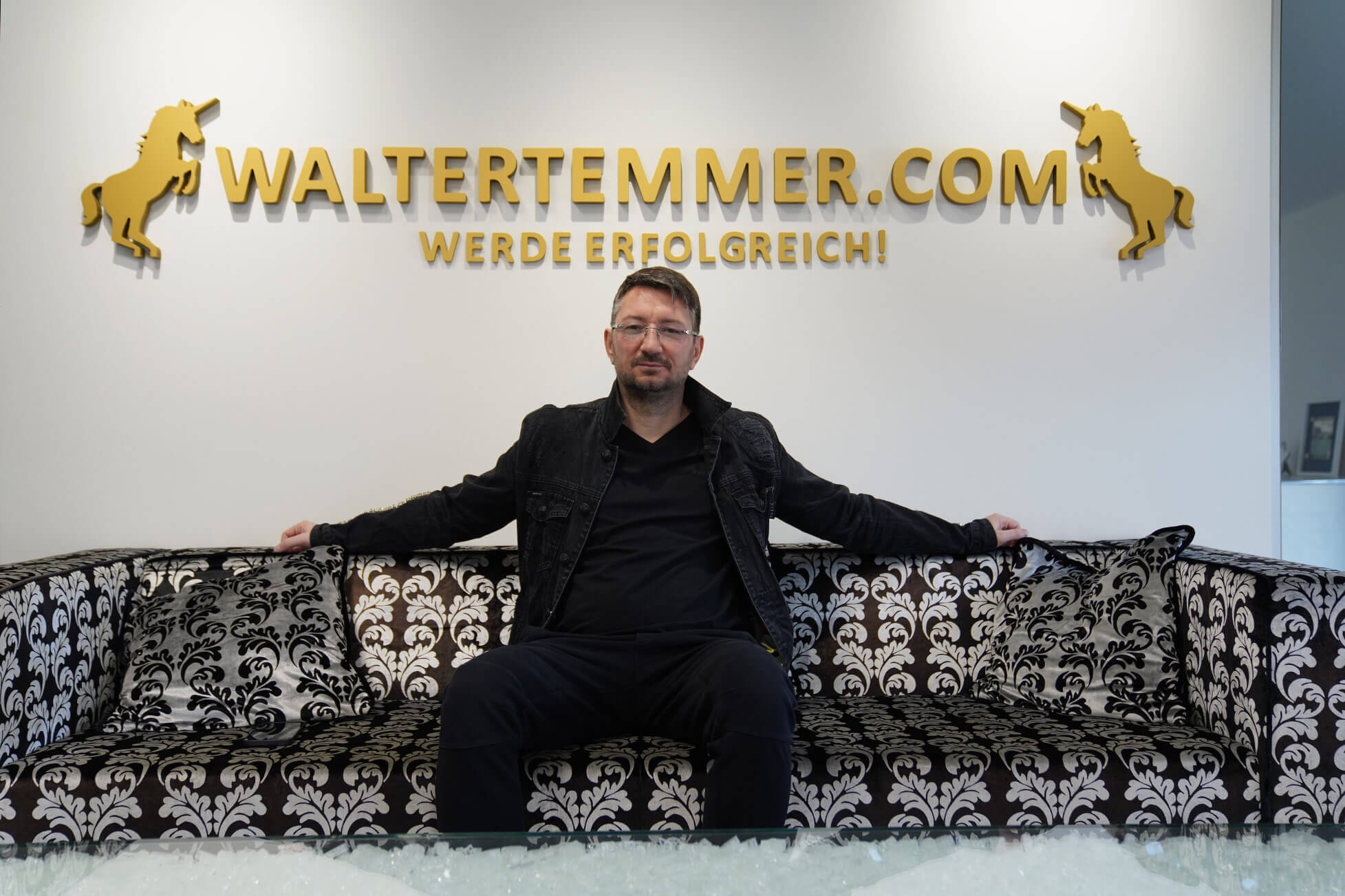 Walter Temmer sitzt auf Couch