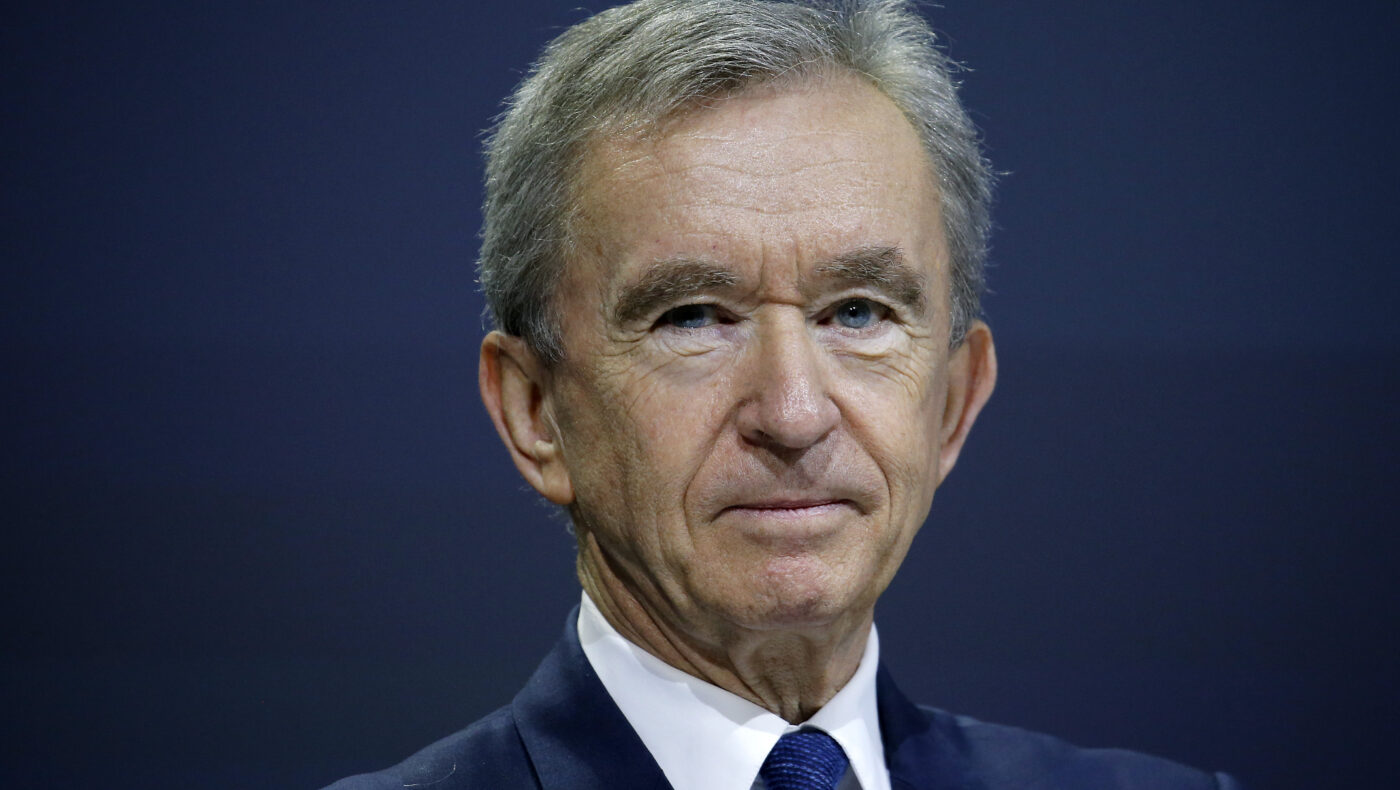 Bernard Arnault vor dunkelblauem Hintergrund