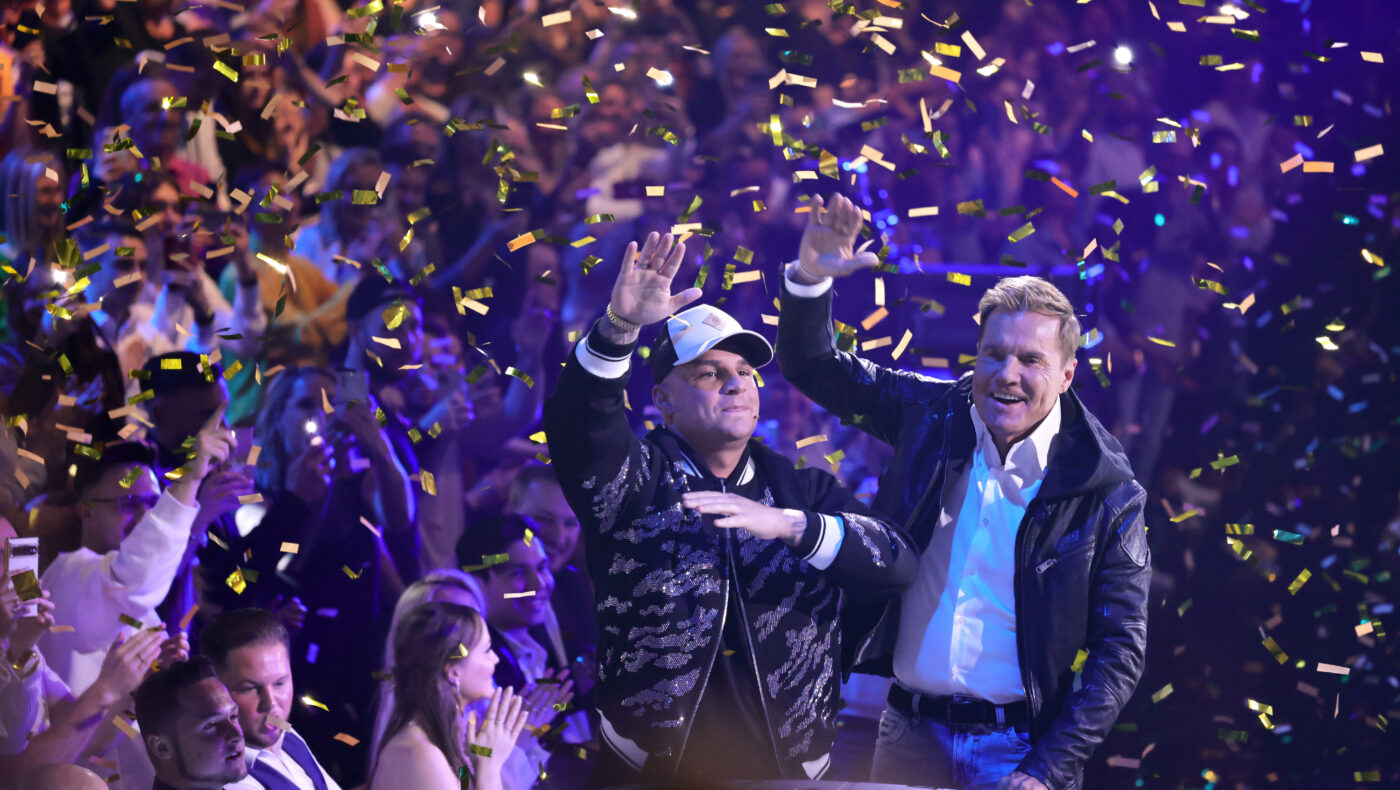 Dieter Bohlen steht im Konfettiregen vor Publikum