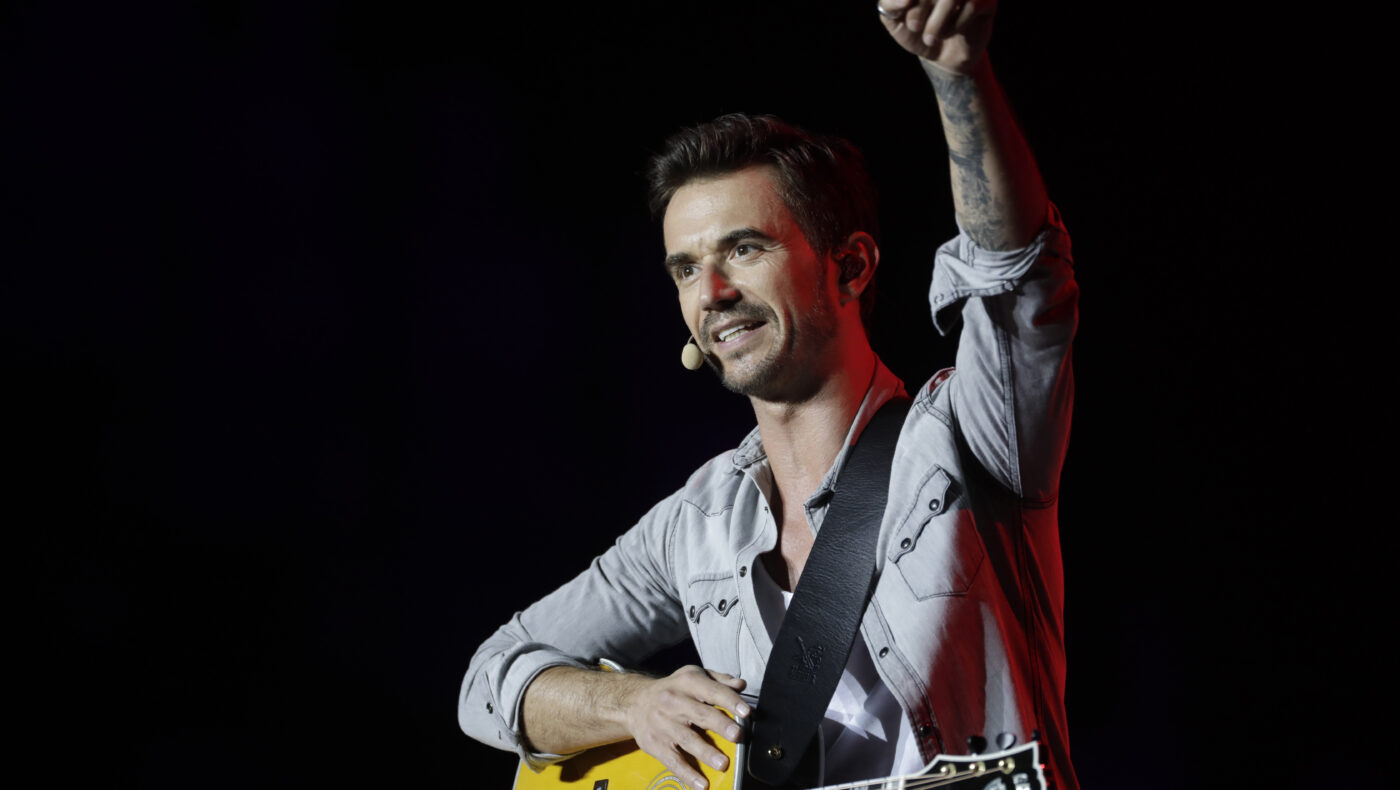 Florian Silbereisen mit einer Gitarre in der Hand