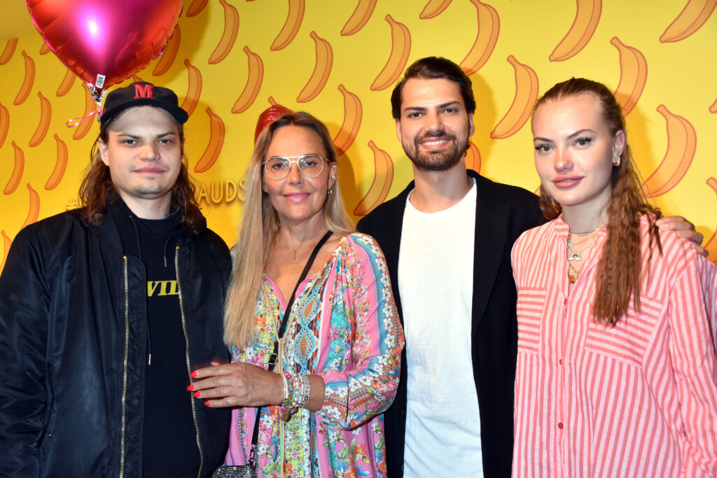 Die Ochsenknechts: Wilson Gonzalez, Natascha, Jimi Blue und Cheyenne posieren vor Werbewand