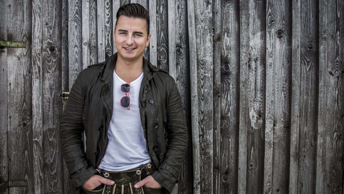 Andreas Gabalier mit weißem T-Shirt und eingeklemmter Brille