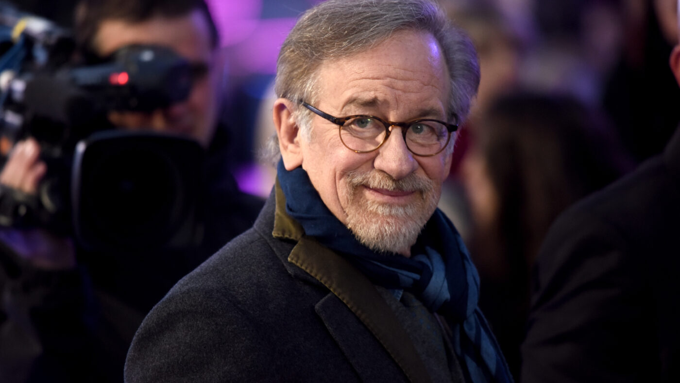 Steve Spielberg mit Brille und schwarzem Mantel