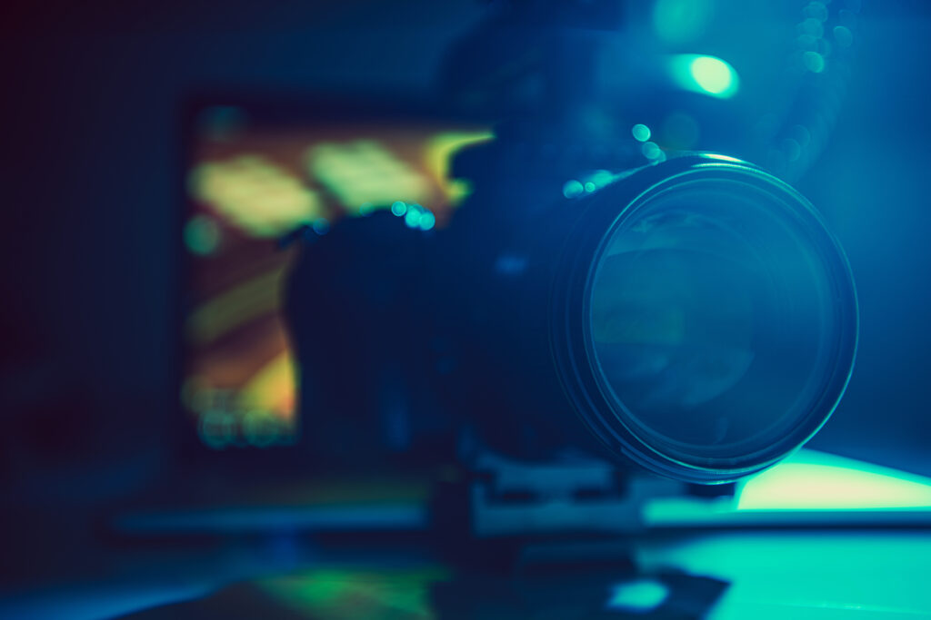 DSLR-Videokamera mit angebrachtem Teleobjektiv
