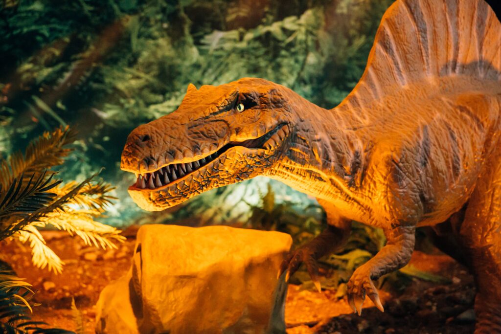 Dinosaurier streift durch einen Urwald