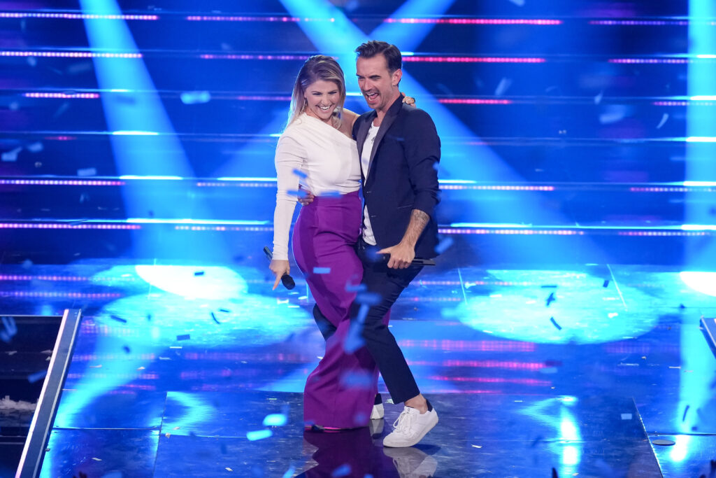 Beatrice Egli und Florian Silbereisen umarmen sich auf der Bühne