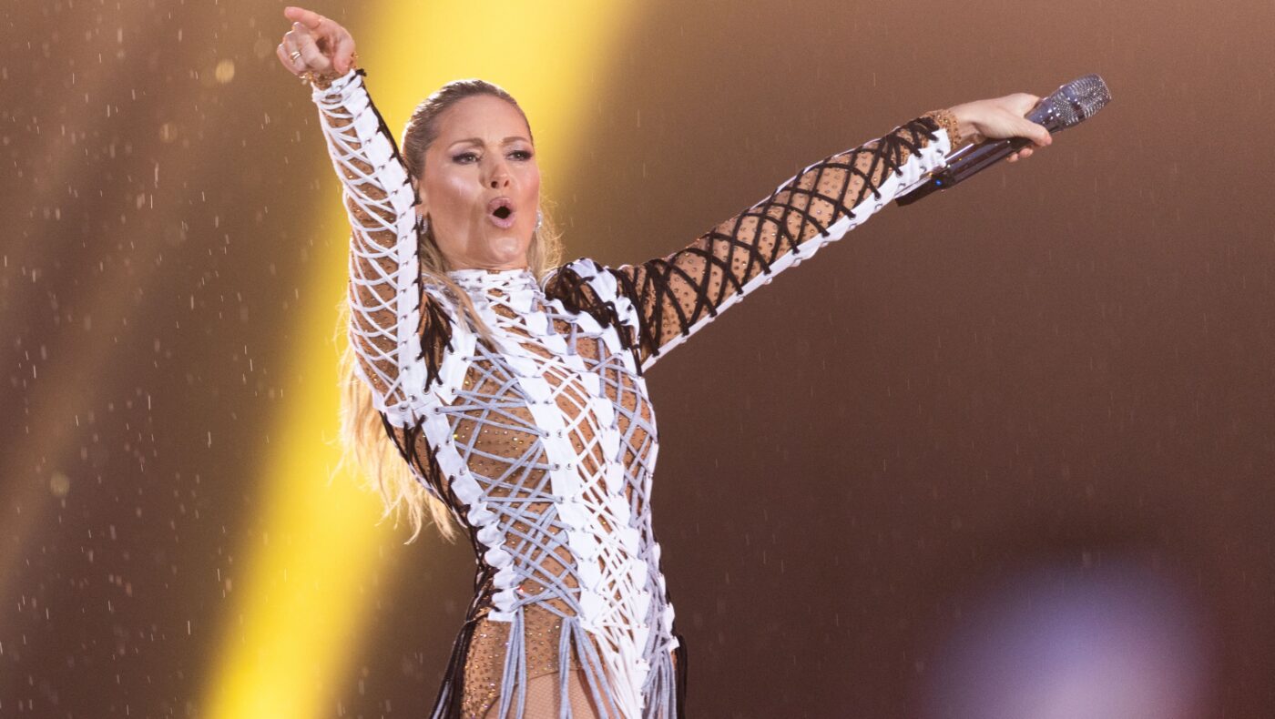 Helene Fischer mit silbernen Bühnenoutfit