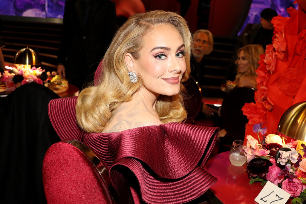 Adele bei den 65th Grammy Awards in einem roten Kleid