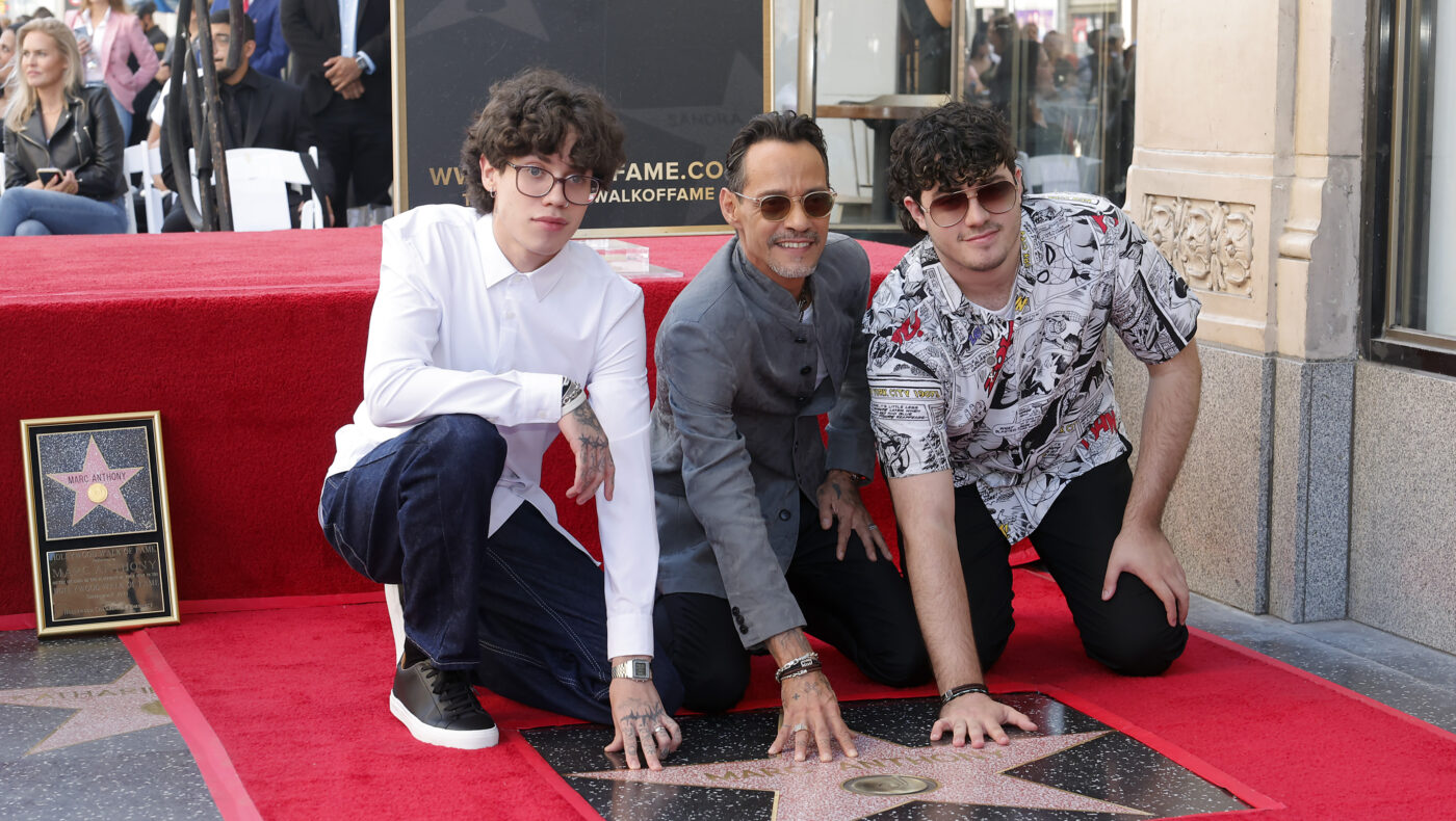 Marc Anthony mit zwei seiner Söhne kniet vor seinem Stern am Walk of Fame