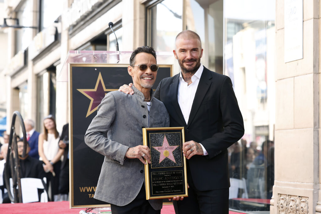 Marc Anthony mit David Beckham halten ein Bild vom Stern am Walk of Fame in der Hand