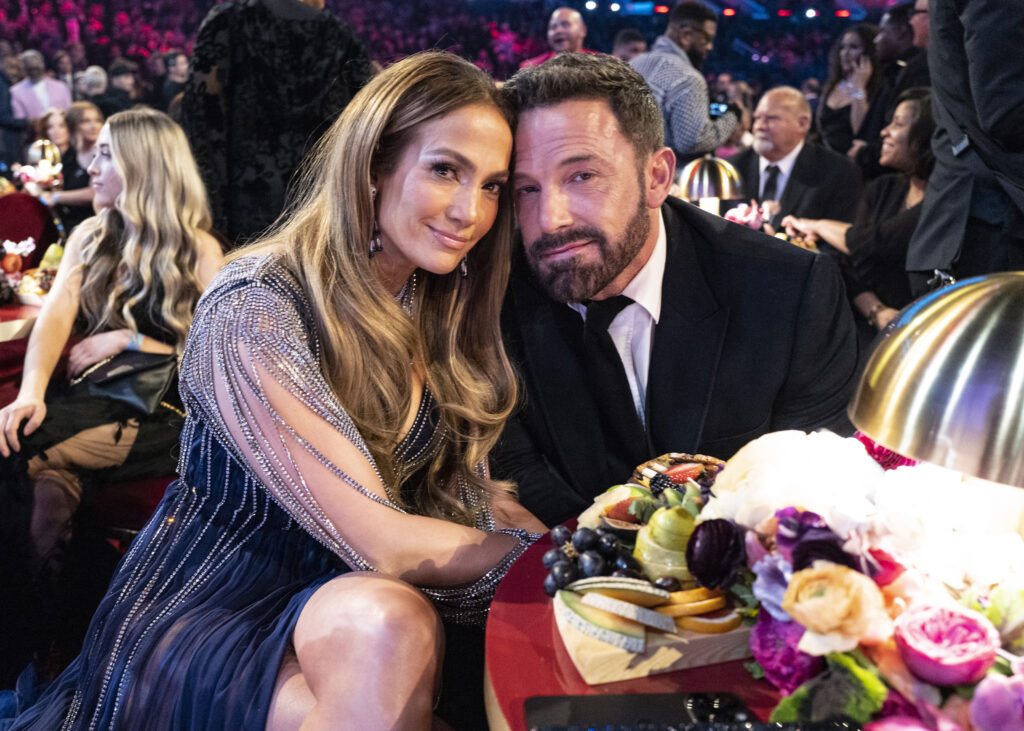 Jennifer Lopez Jennifer Lopez mit einem blauen Kleid und silber Verzierung drauf mit Ben Affleck an ihrer Seite. Die beiden halten die Köpfen zueinander geschmiegt
