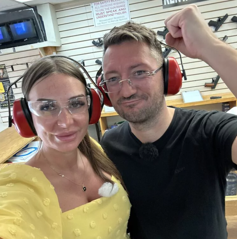 Susi und Walter Temmer haben rote Ohrenschützer auf. Walter hebt den Arm. Beide lachen in die Kamera