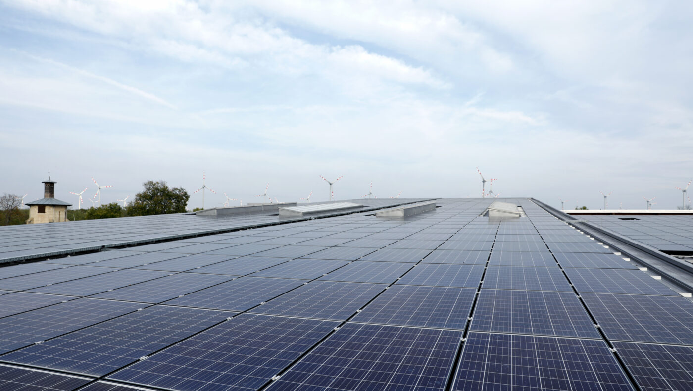 Photovoltaik-Anlage, fotografiert von oben bei Tageslicht