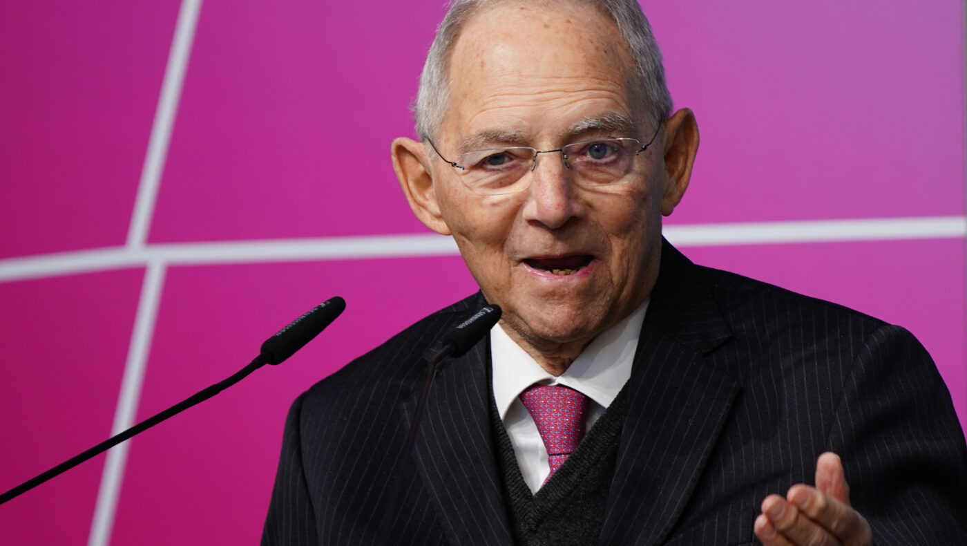 Wolfgang Schäuble spricht in ein Mikrofon und gestikuliert mit seiner linken Hand