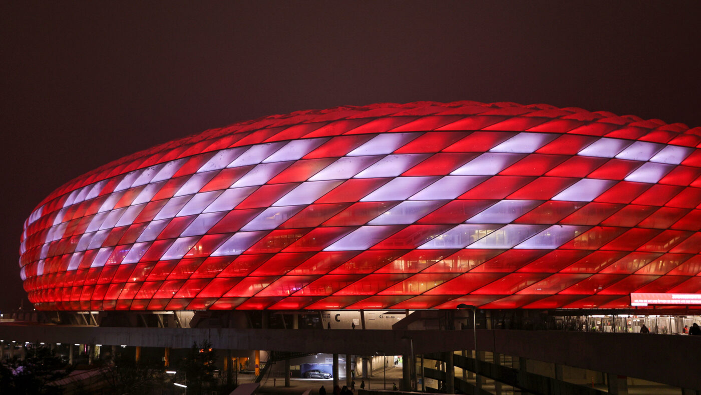 Allianz Arena in München, gehüllt in Bayern-München-Farben und der Laufschrift "Danke Franz"