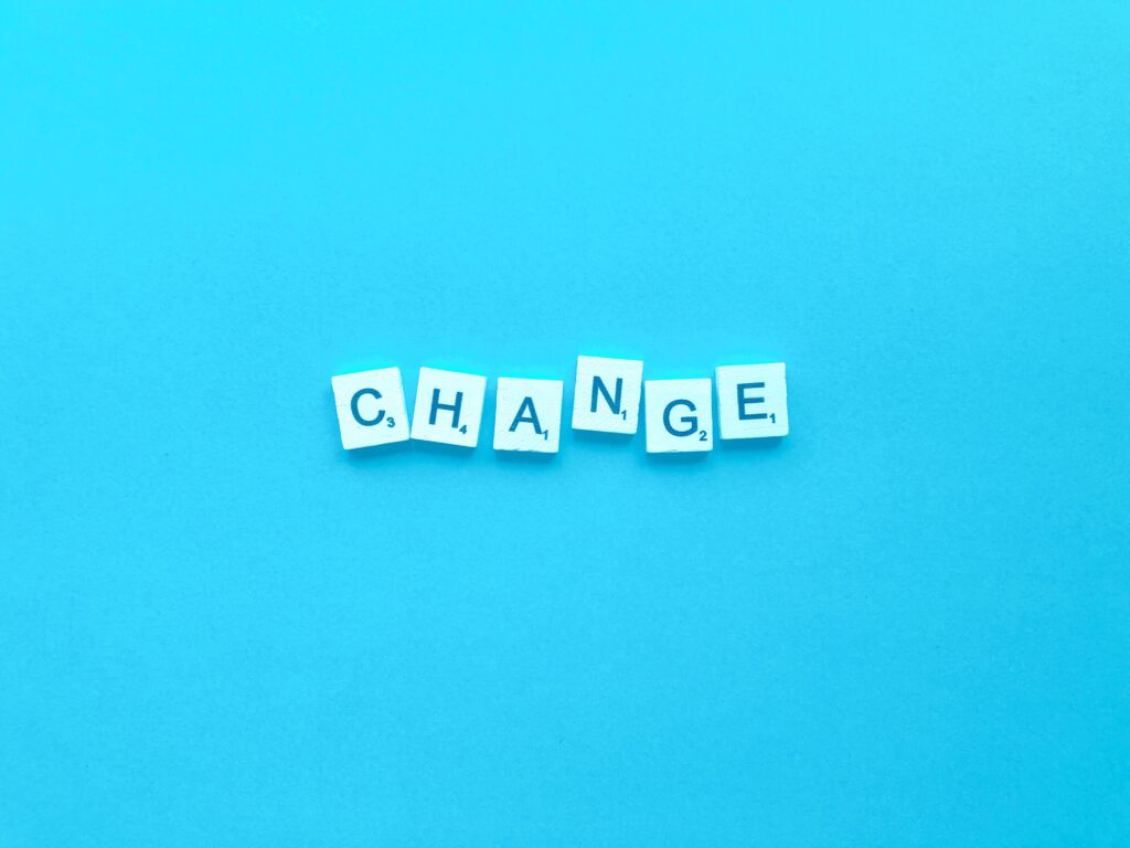 Change in Blockbuchstaben auf blauem Hintergrund