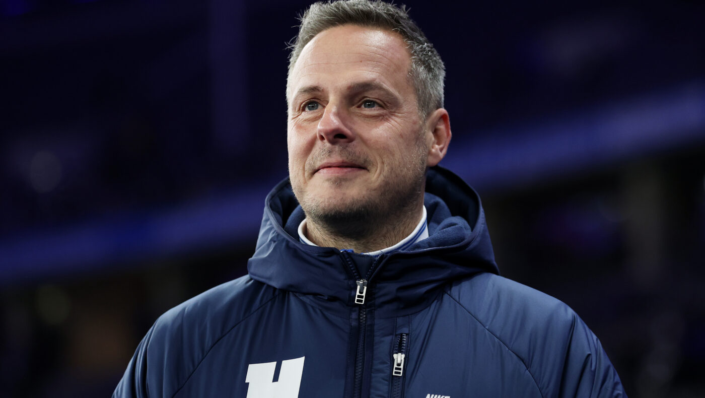 Kay Bernstein steht in Hertha-Jacke im Stadion