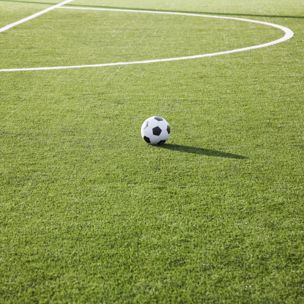 Fußballfeld, auf dem ein Ball liegt
