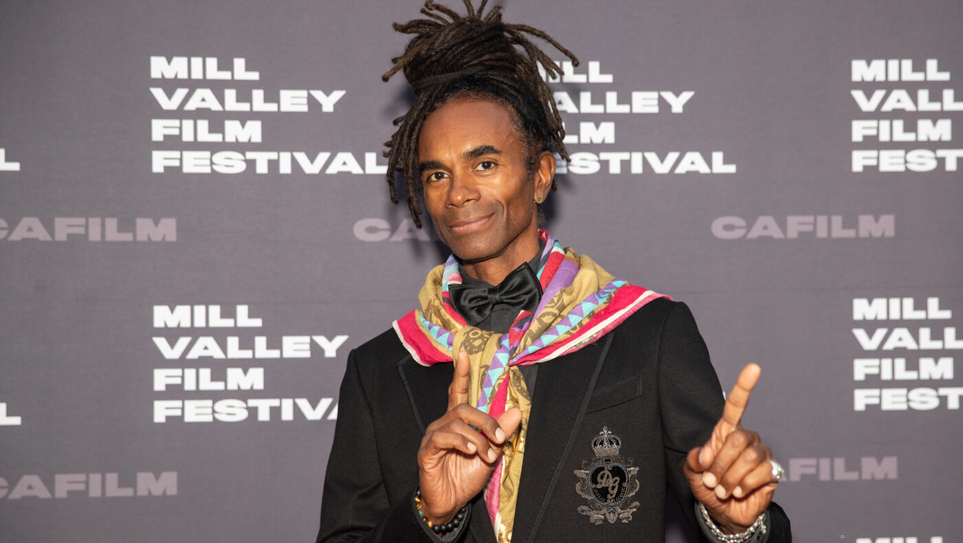 Milli Vanilli-Star Fab Morvan posiert vor Werbewand