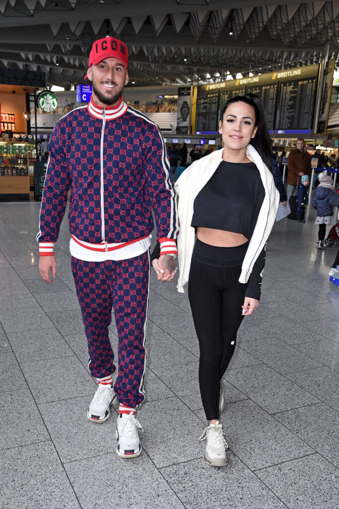 Mike Heiter mit Ex-Freundin Elena Miras auf dem Frankfurter Flughafen. 