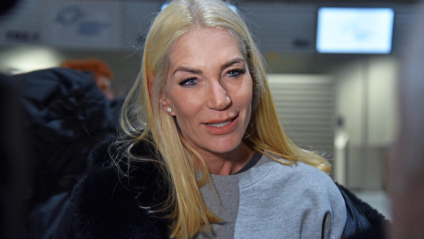 Sarah Kern am Flughafen blickt in die Kamera