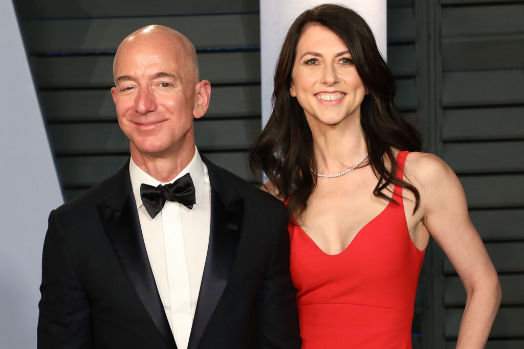 10 reichste Frauen MacKenzie Scott steht mit einem roten Kleid neben Jeff Bezos