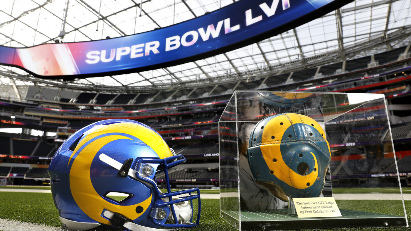 Logo der Superbowl in blau und große Superbowl-Kugel vor der Fahne