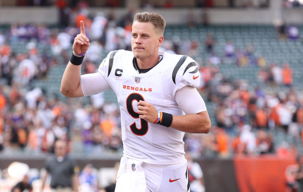 Joe Burrow mit weißer Spielerkleidung hält den Zeigefinger in die Höhe