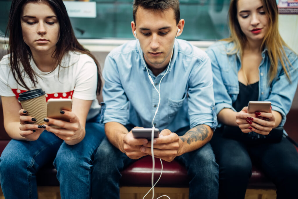 Jugendliche starren auf ihr Handy