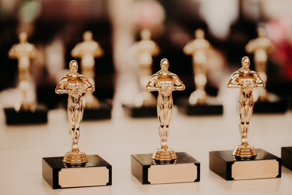 Drei Oscar-Staturen stehen nebeneinander auf einem Tisch