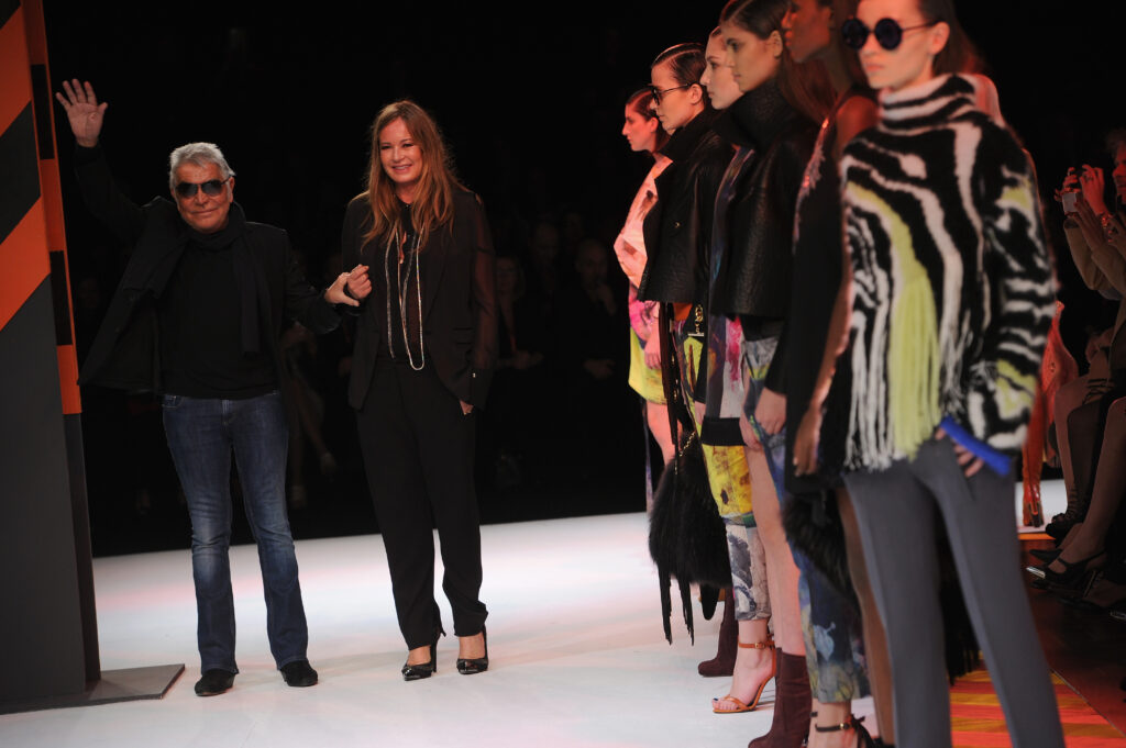 Roberto Cavalli mit seiner Ex-Frau Eva-Maria Düringer und Models auf dem Laufsteg