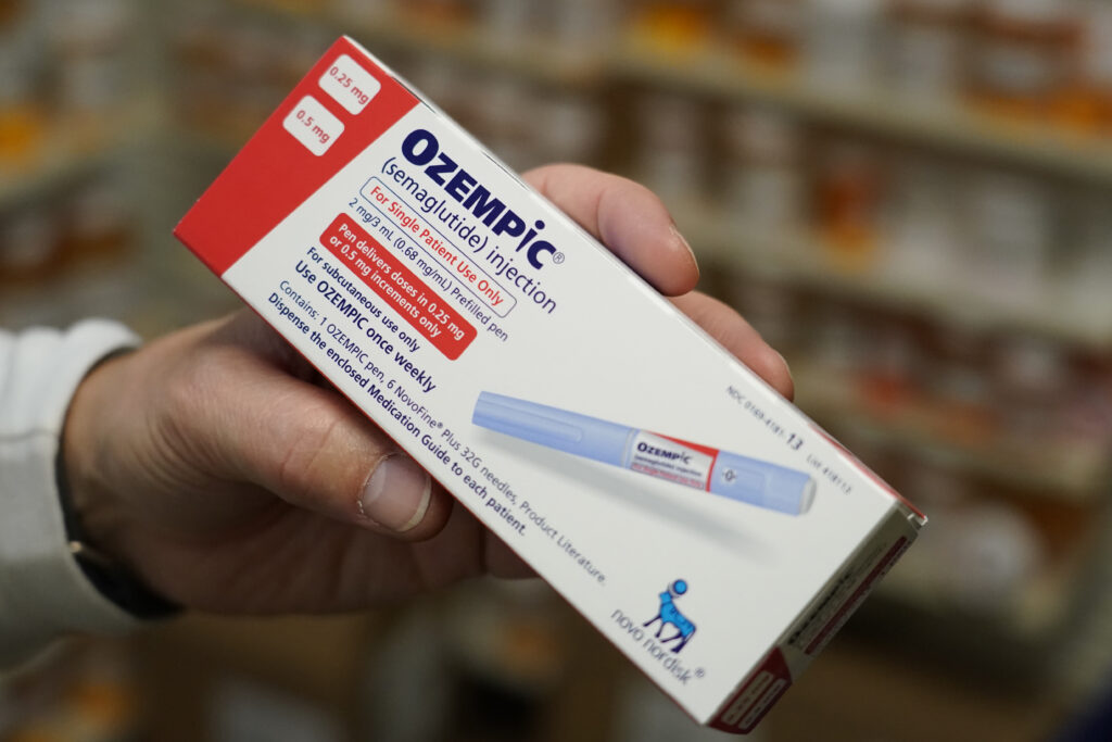 Mann hält Ozempic-Schachtel in den Händen
