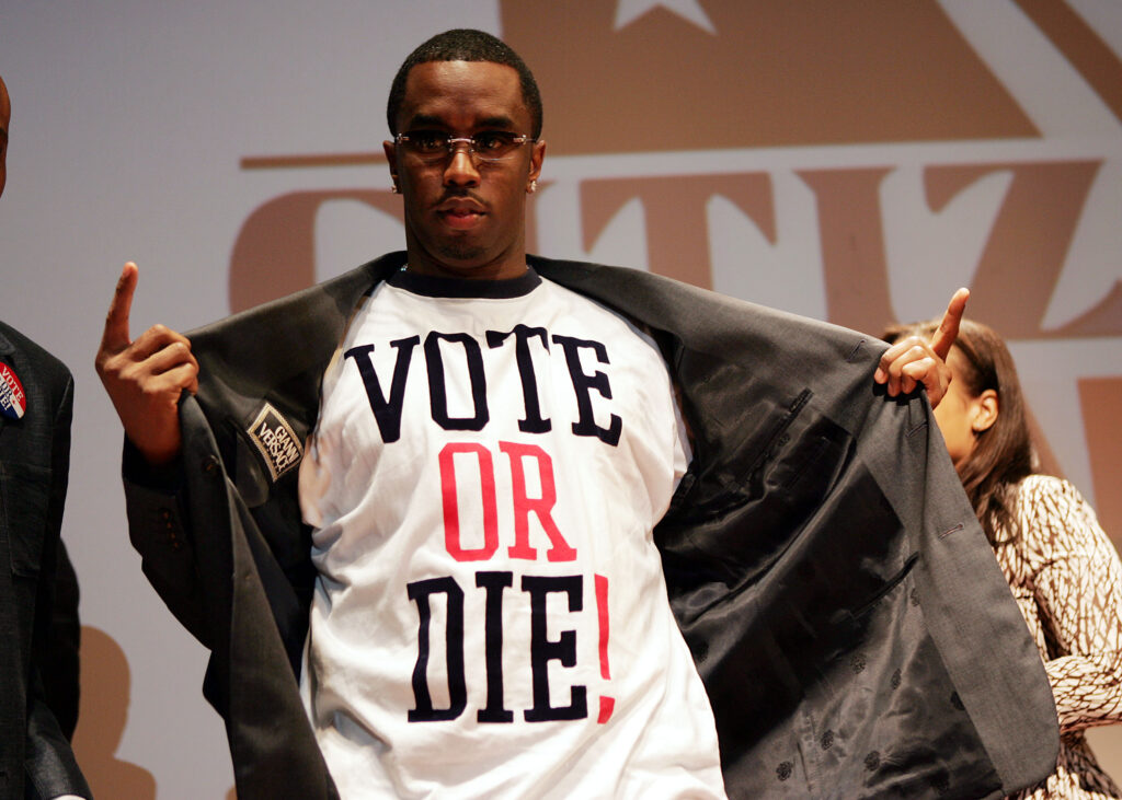 Diddy Rapper Diddy mit einem weißen T-Shirt das die Aufschrift Vote or Die trägt