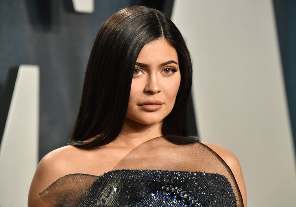 Kylie Jenner mit schwarzen Haaren blickt direkt in die Kamera