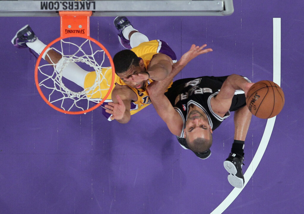 Darius Morris wirft beim Basketball einen Korb