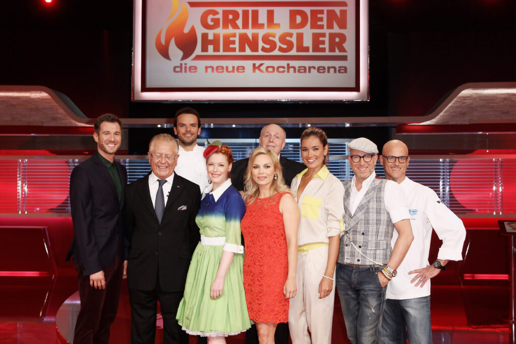 Stefan Henssler Stefan Henssler mit einigen Prominente vor dem Schild "Grill den Henssler"
