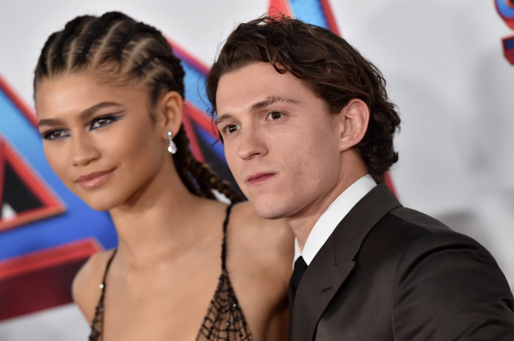 Zendaya und Tom Holland stehen nebeneinander und blicken in die Kamera
