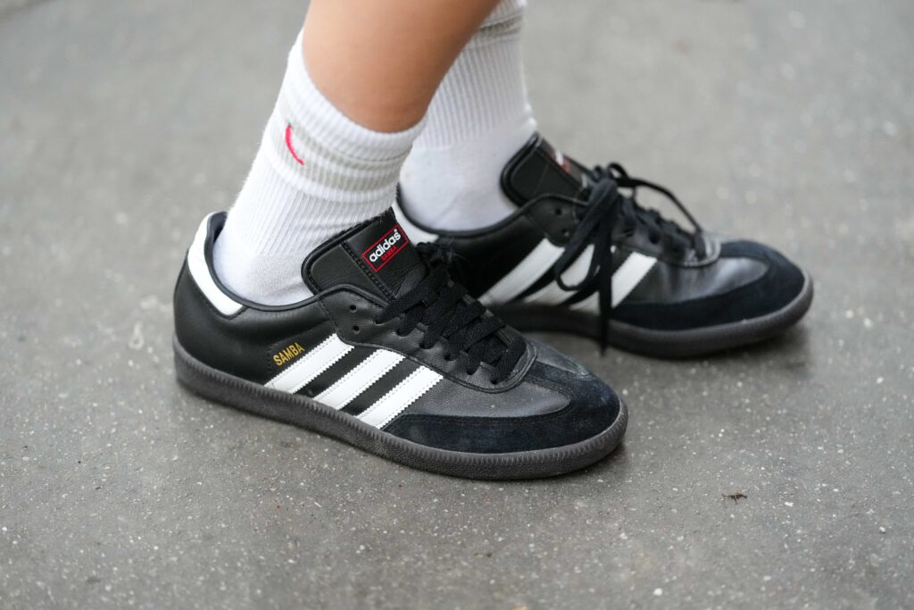 Person trägt Adidas-Sneaker Samba