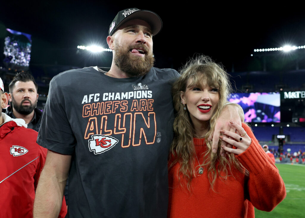 Taylor wift mit Travis Kelce der sie umarmt