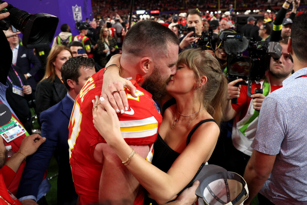 Taylor Swift küsst Travis Kelce - um sie herum sehr viele Menschen