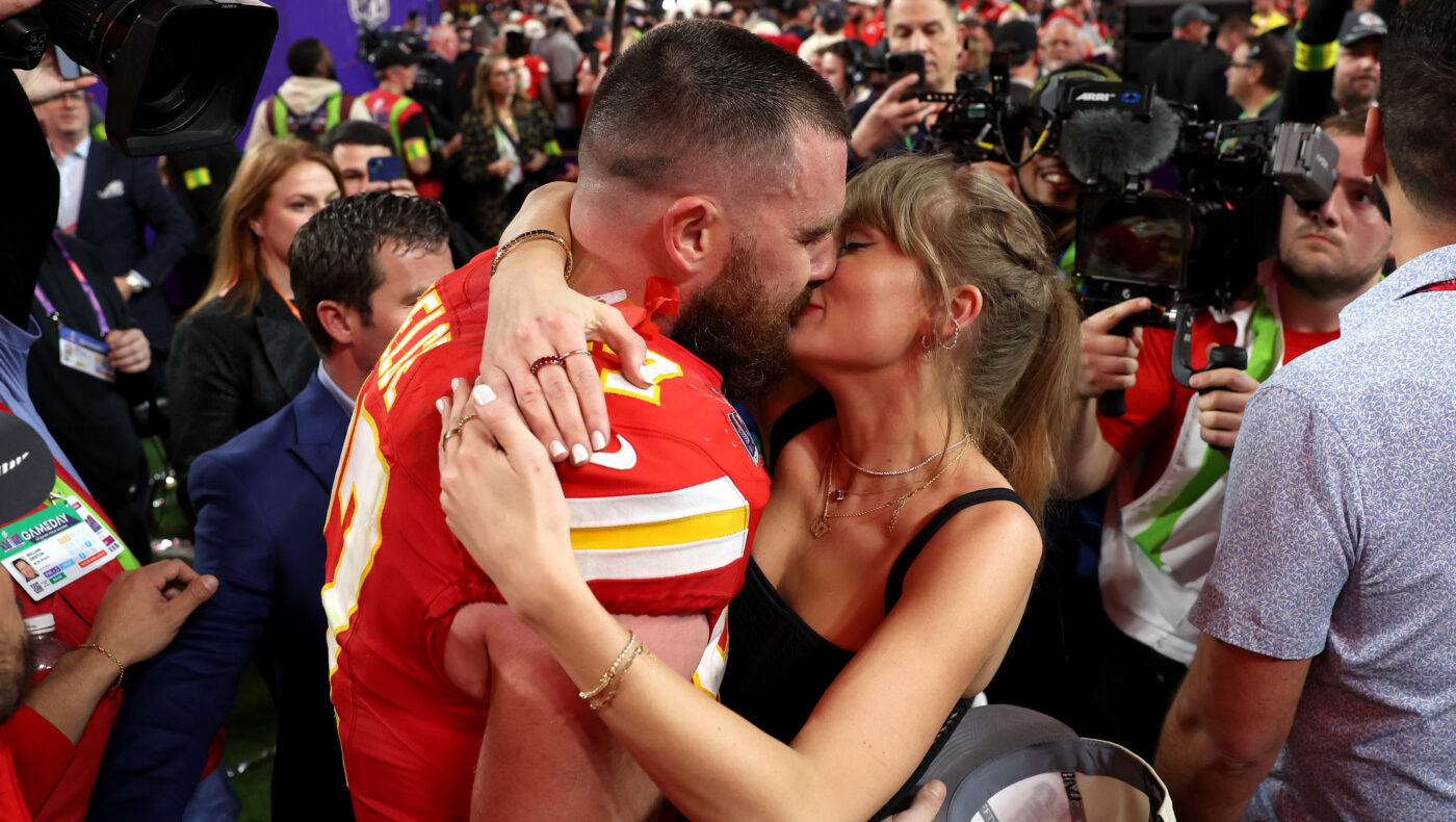 Taylor Swift küsst Travis Kelce - um sie herum sehr viele Menschen