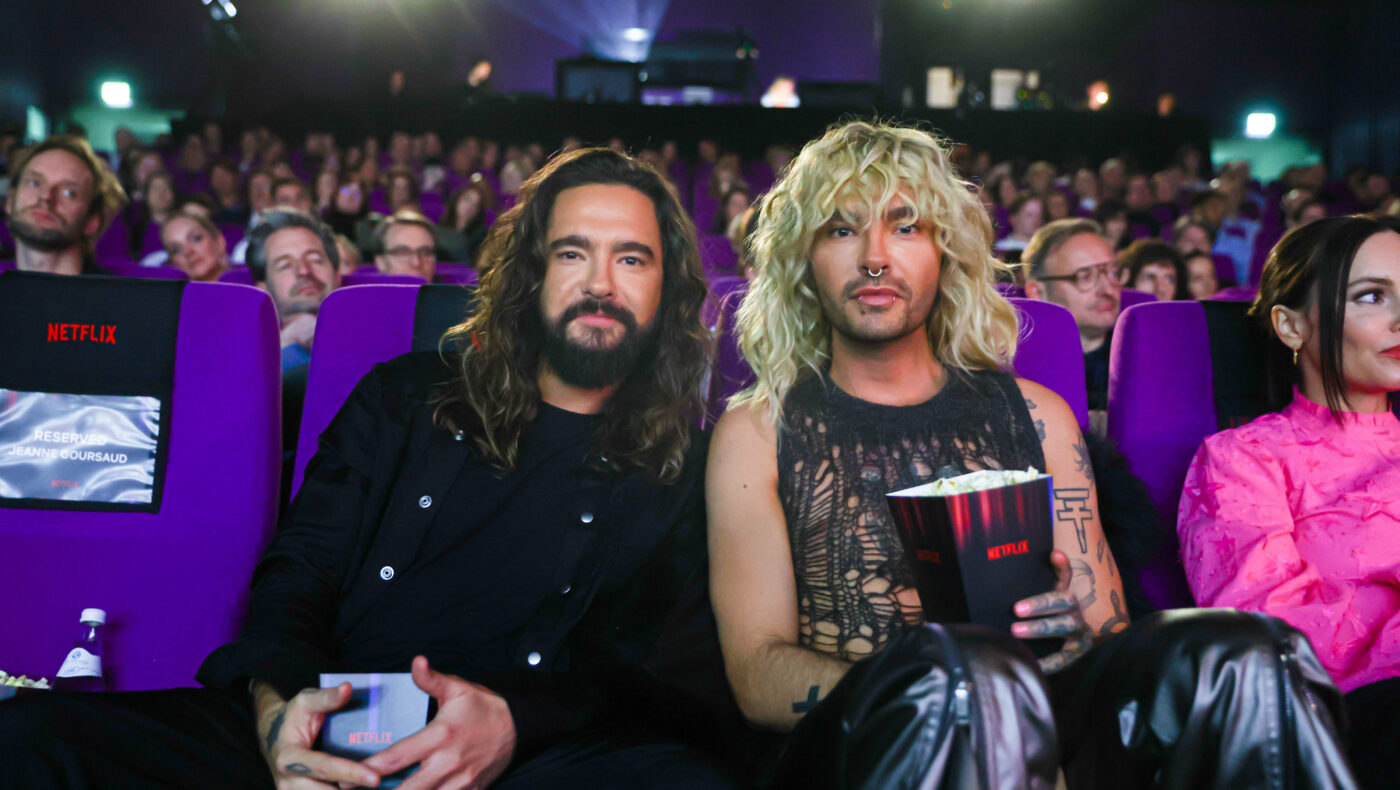 Tom und Bill Kaulitz sitzen mit Popcorn im Kino