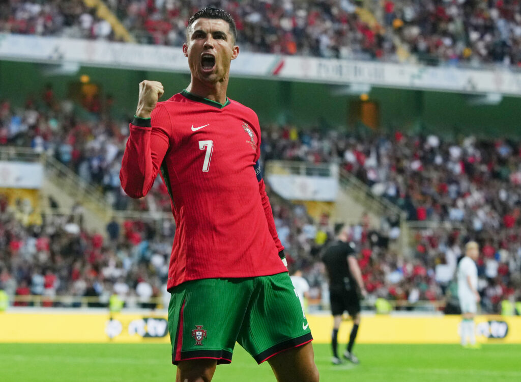 Cristiano Ronaldo jubelt auf dem Spielfeld